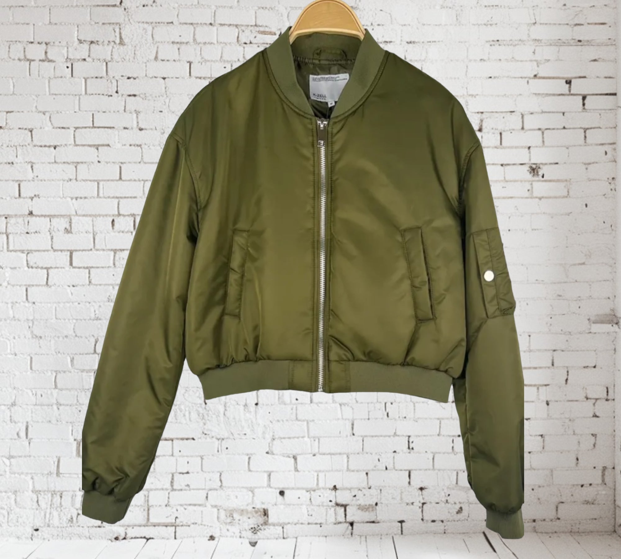Kurze Bomberjacke mit stilvollen Taschendetails