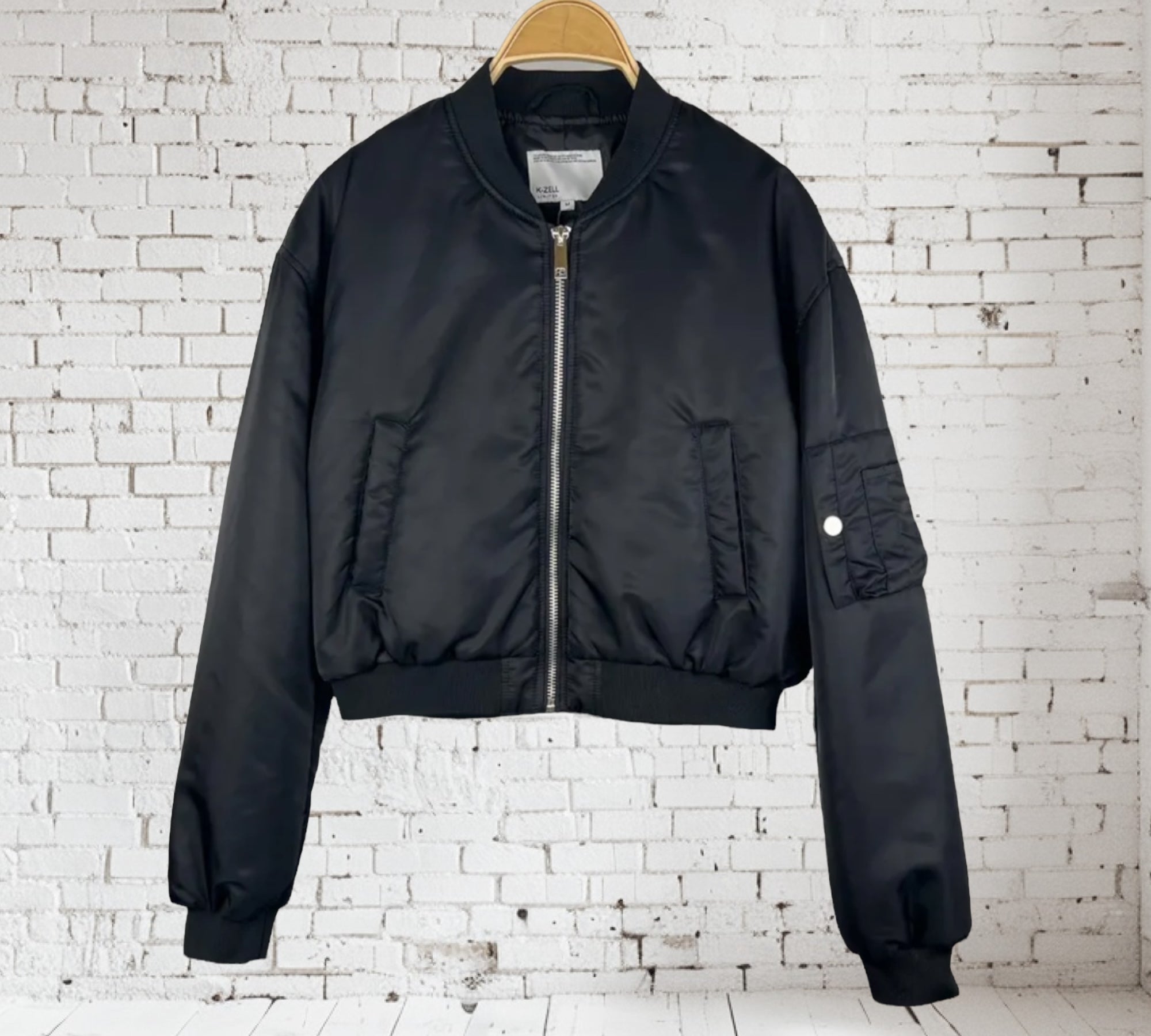 Kurze Bomberjacke mit stilvollen Taschendetails