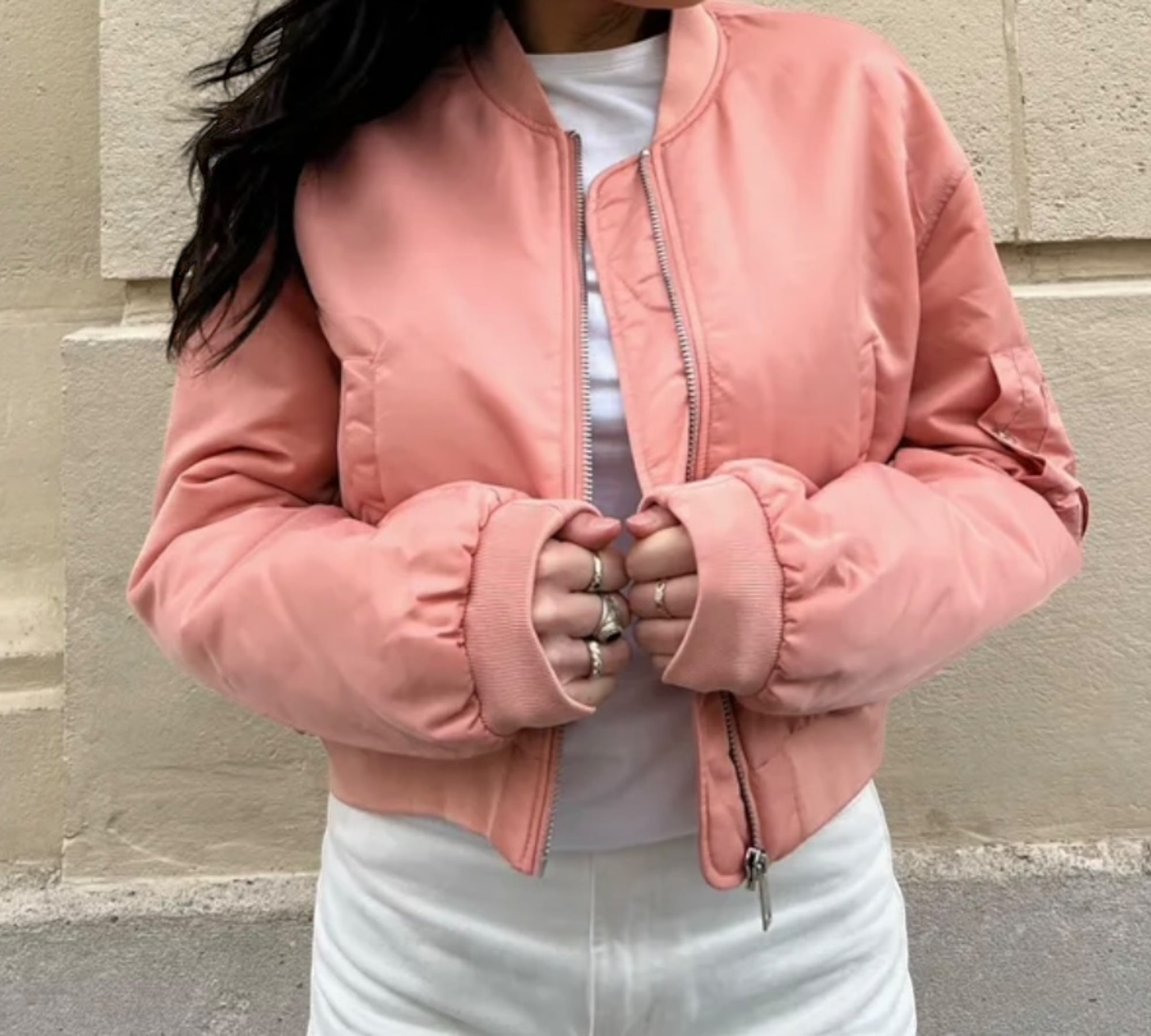 Kurze Bomberjacke mit stilvollen Taschendetails