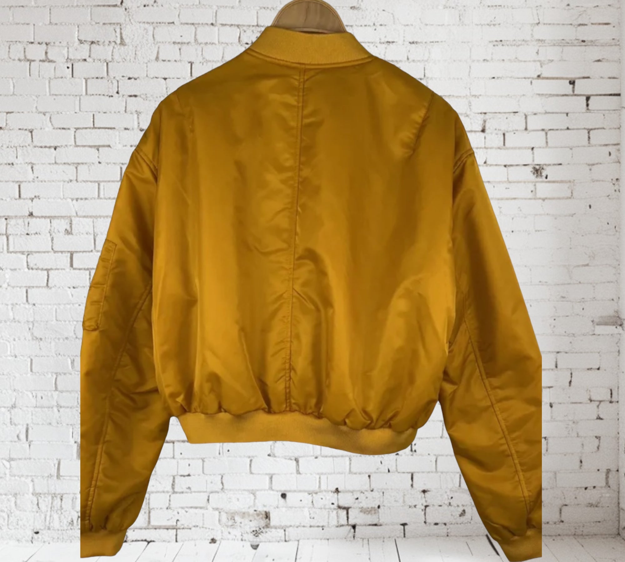 Kurze Bomberjacke mit stilvollen Taschendetails