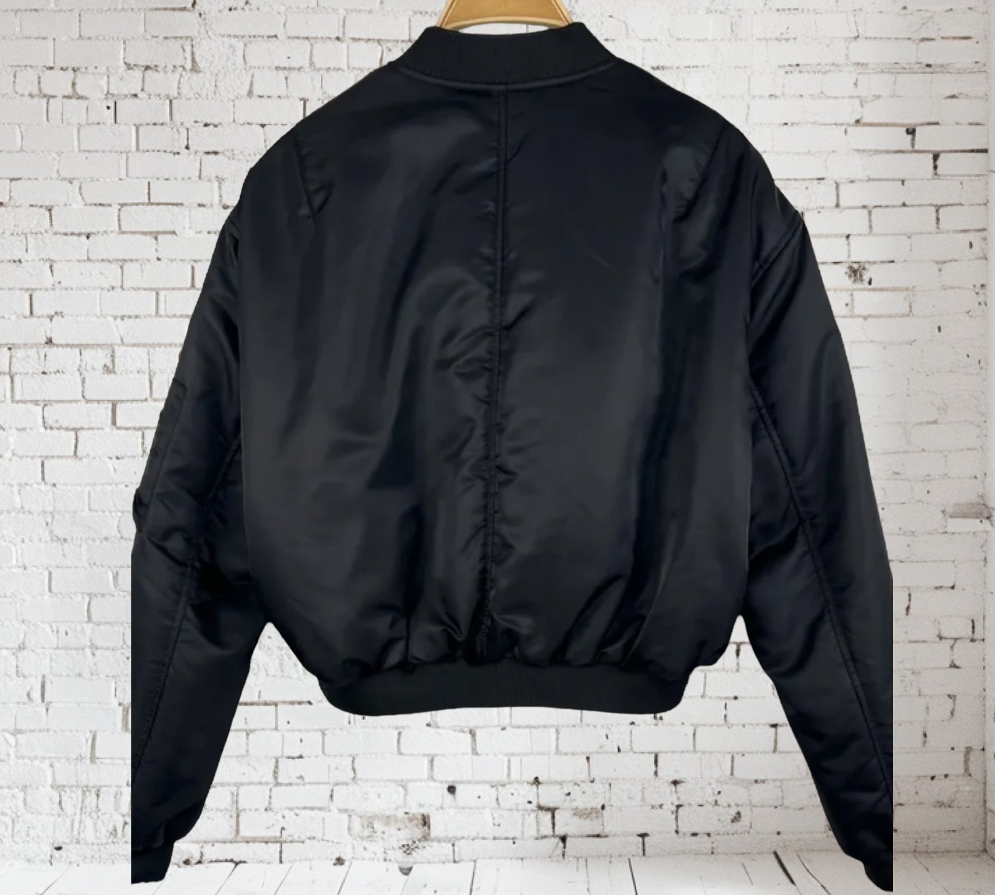 Kurze Bomberjacke mit stilvollen Taschendetails