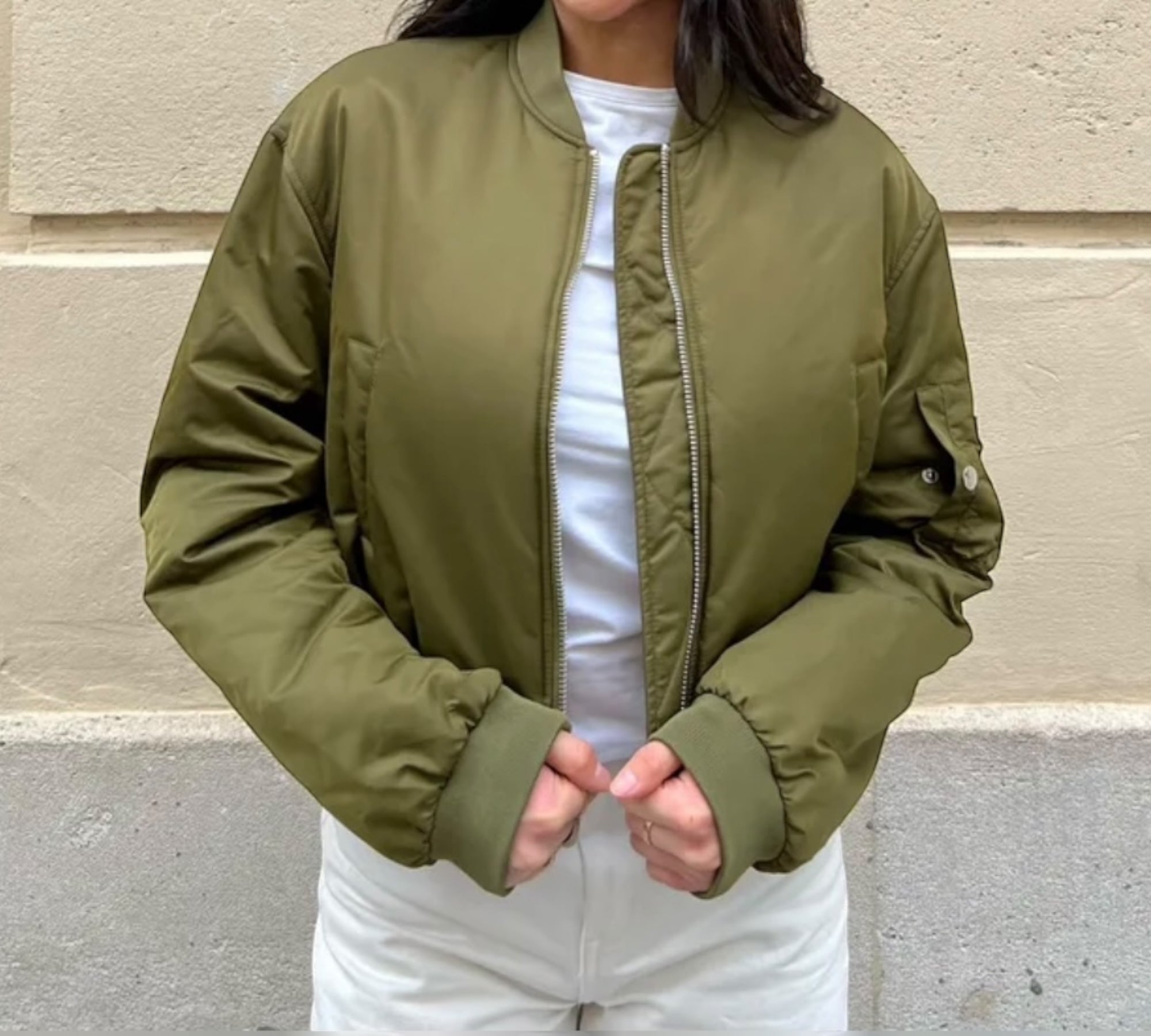 Kurze Bomberjacke mit stilvollen Taschendetails