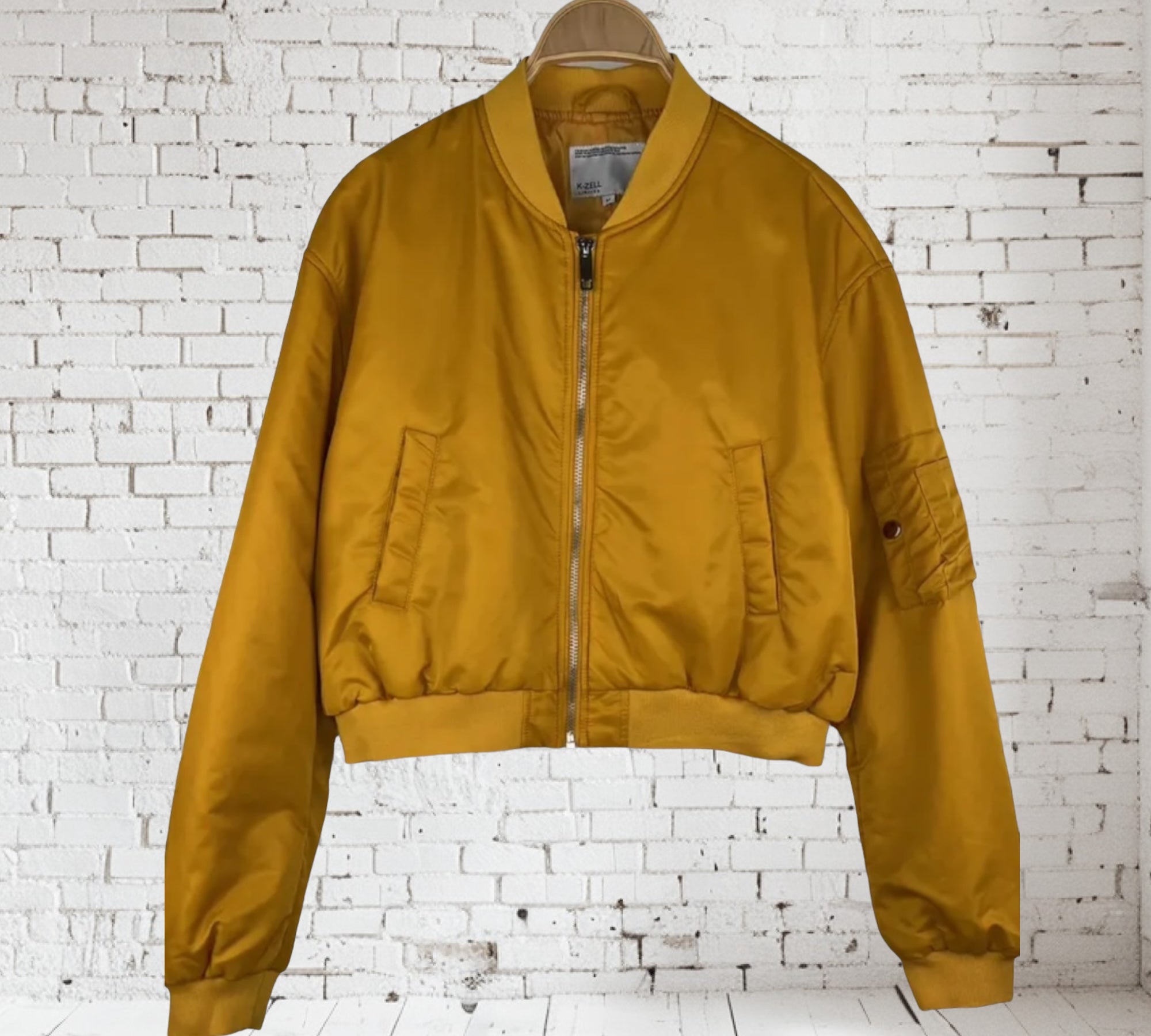 Kurze Bomberjacke mit stilvollen Taschendetails
