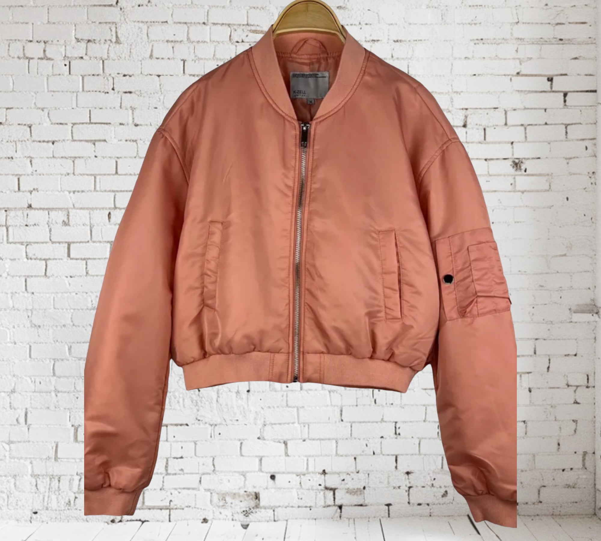 Kurze Bomberjacke mit stilvollen Taschendetails