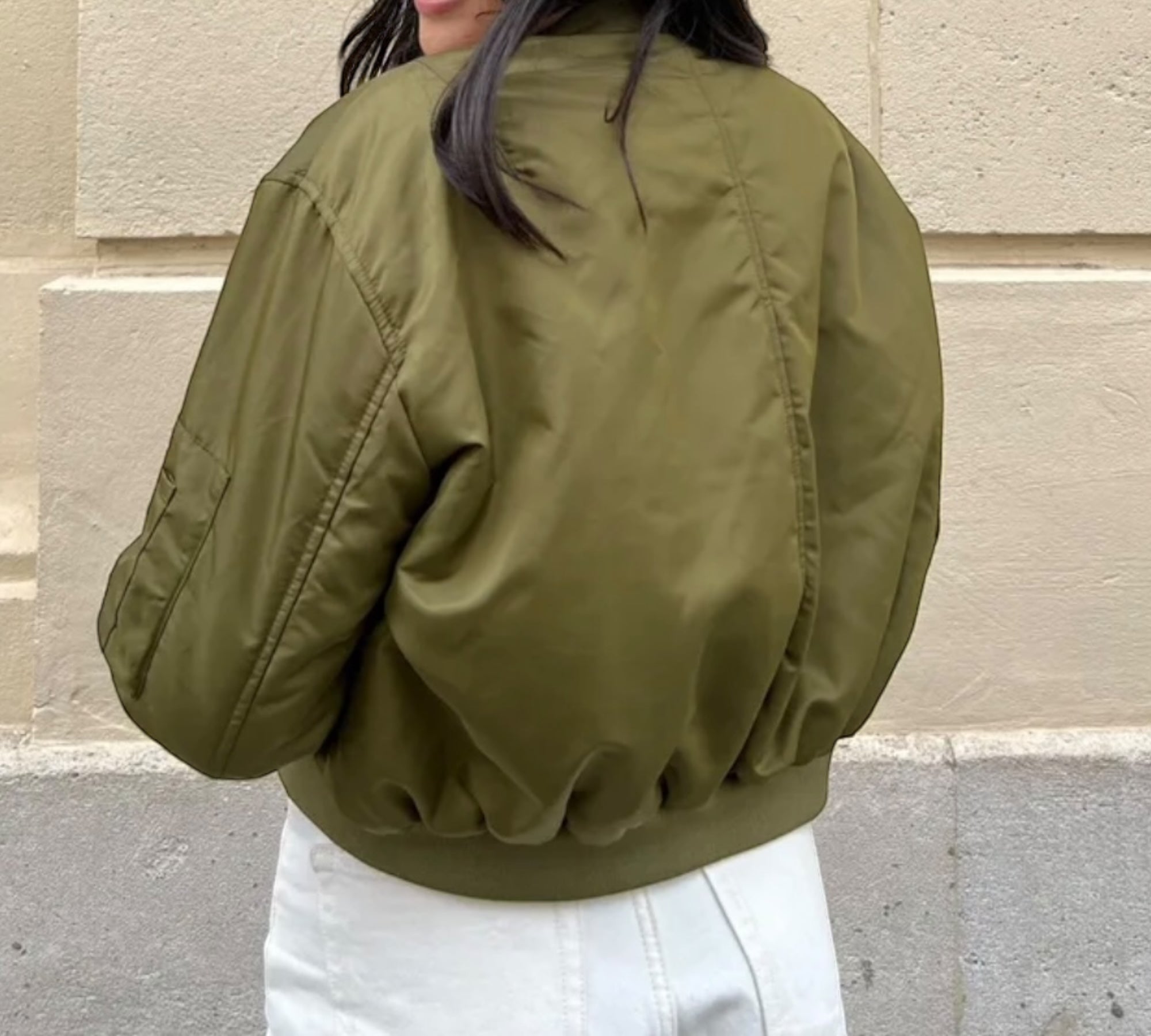 Kurze Bomberjacke mit stilvollen Taschendetails