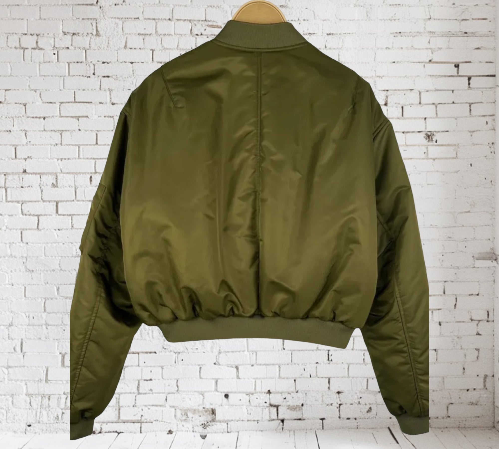 Kurze Bomberjacke mit stilvollen Taschendetails