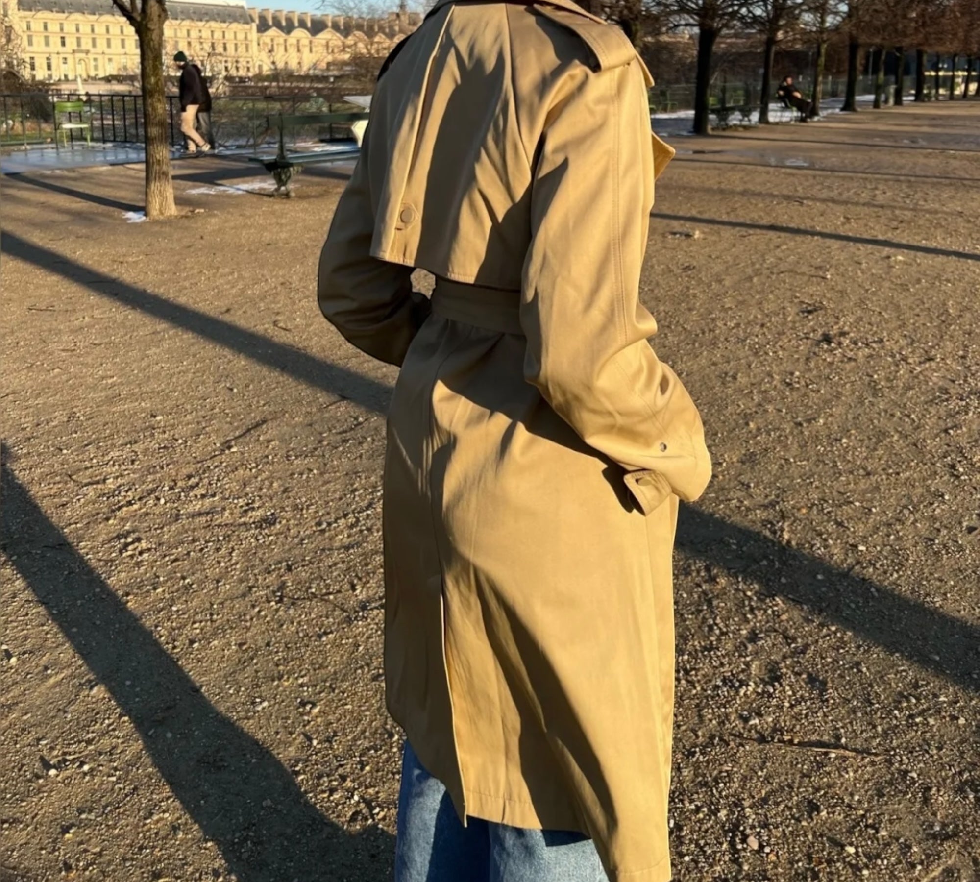 Trench-Coat Girly : Élégance et Détails Raffinés