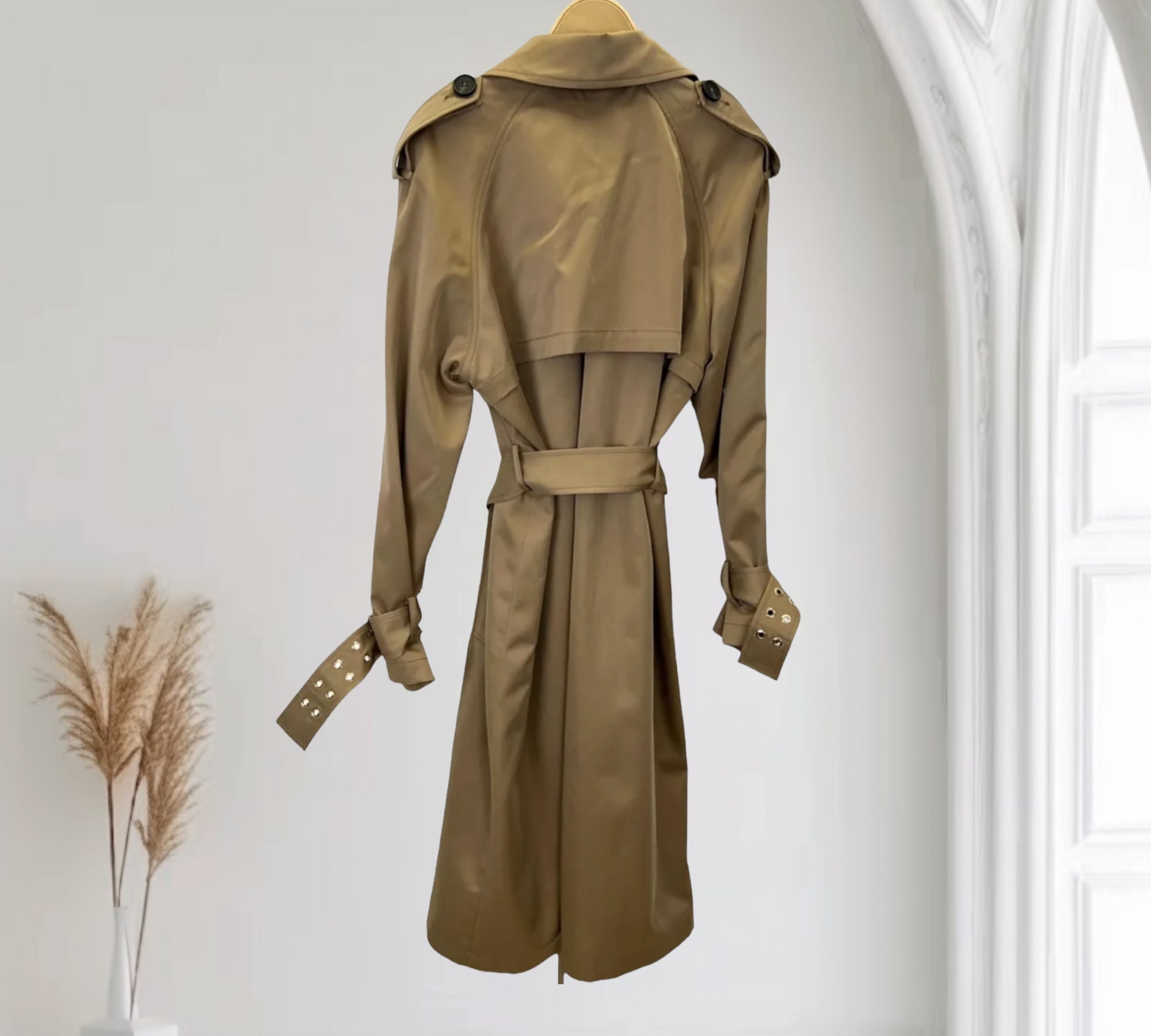 Trenchcoat mit Ösen: Eleganz neu erfunden