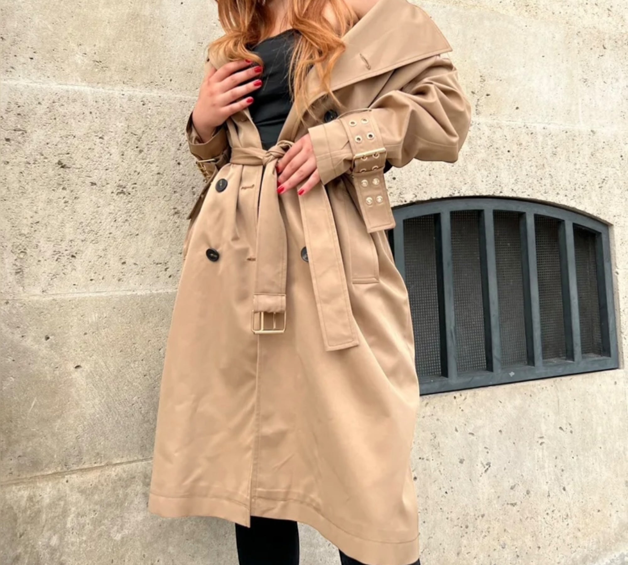 Trench-Coat à Œillets : L'Élégance Réinventée