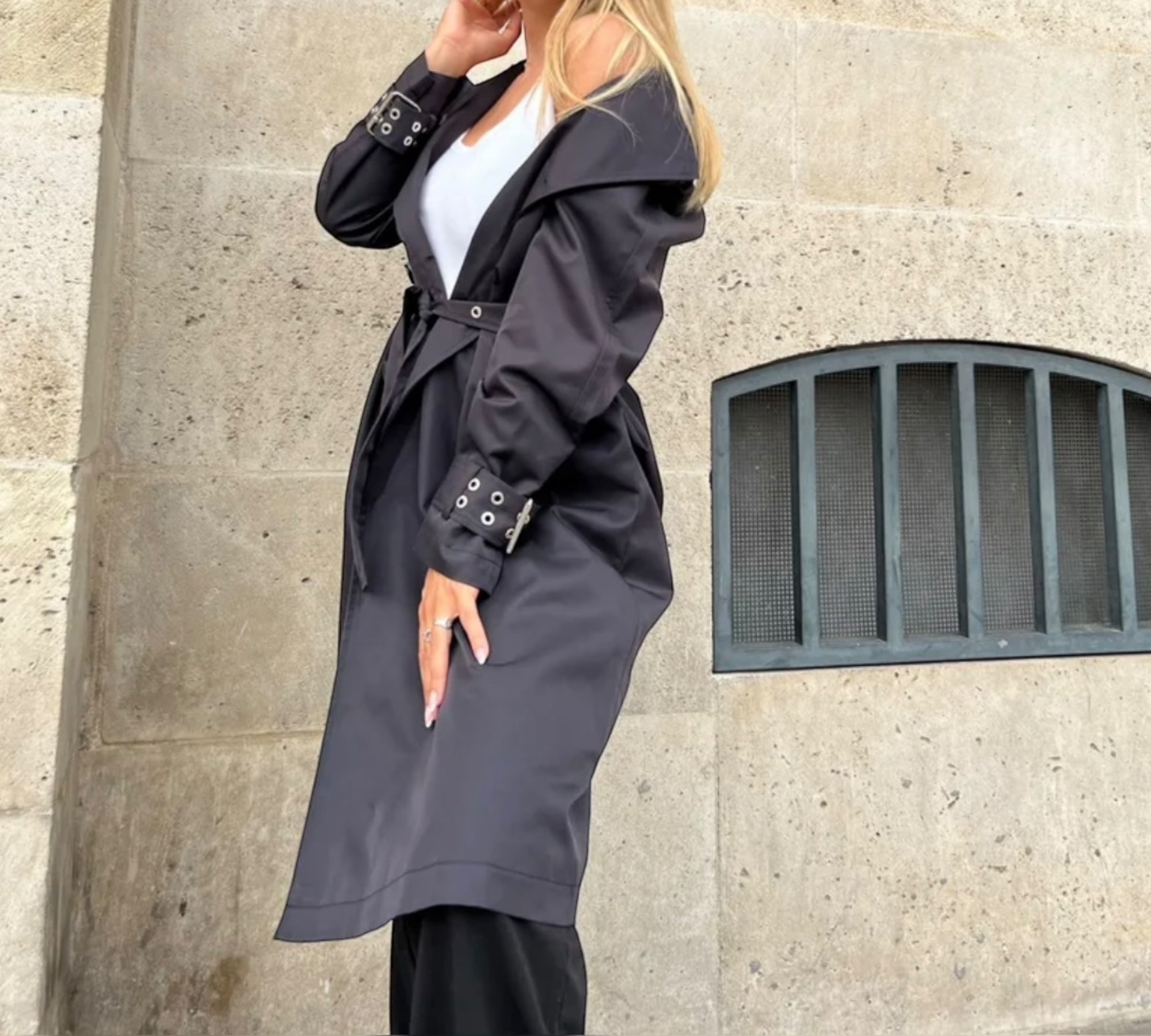 Trenchcoat mit Ösen: Eleganz neu erfunden