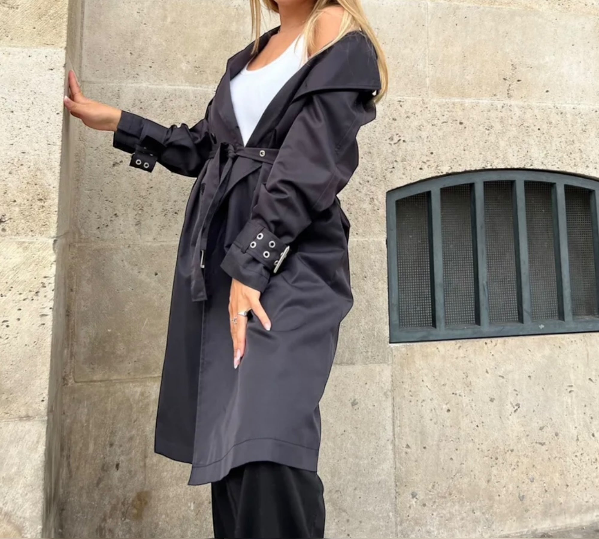 Trenchcoat mit Ösen: Eleganz neu erfunden